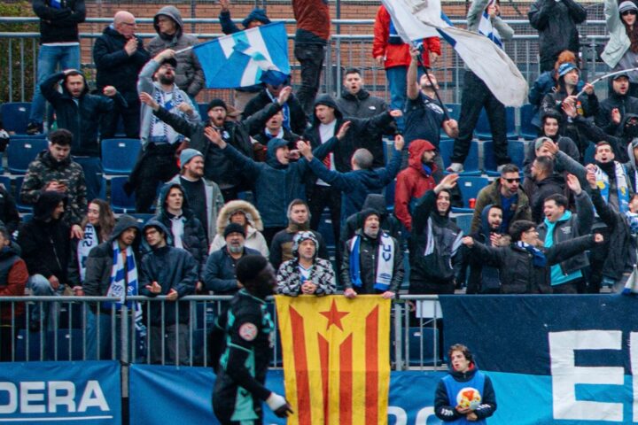 Afeccionats de l'Europa mostren una estelada en un partit anterior (fotografia: CE Europa).