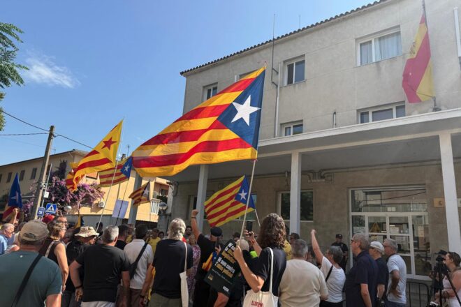 Concentració davant la policia espanyola a la Jonquera per a denunciar el cas de catalanofòbia d’Isaac Padrós