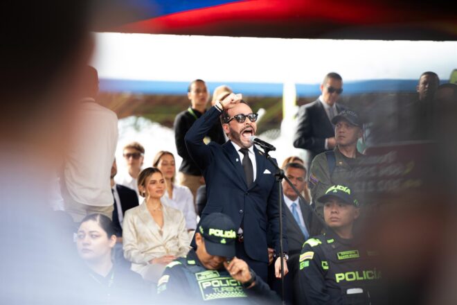 L’ultradretà De la Espriella pren possessió com a president de Colòmbia