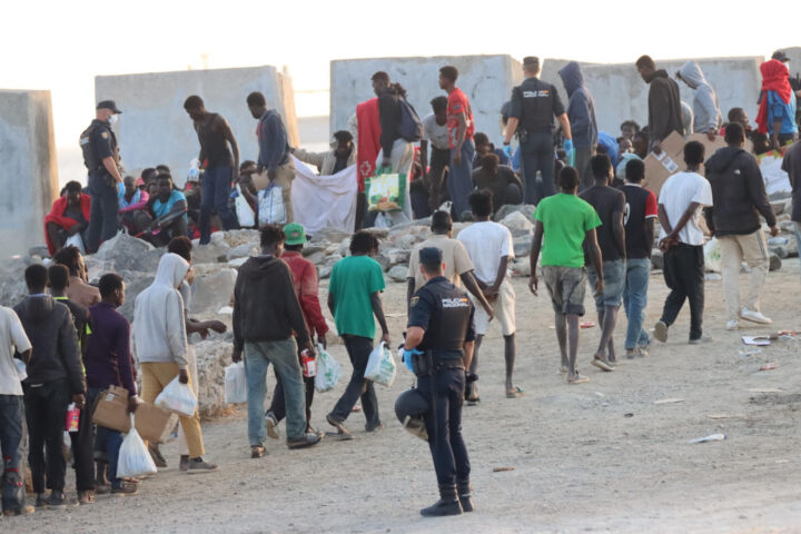 Un dels trasllats d'immigrants que s'han fet a Ceuta els darrers dies (fotografia: Efe / Reduán).