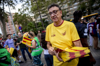 Josep Vila, president de l'ANC, repartint estelades a la porta del Camp Nou (fotografia: Albert Salamé).