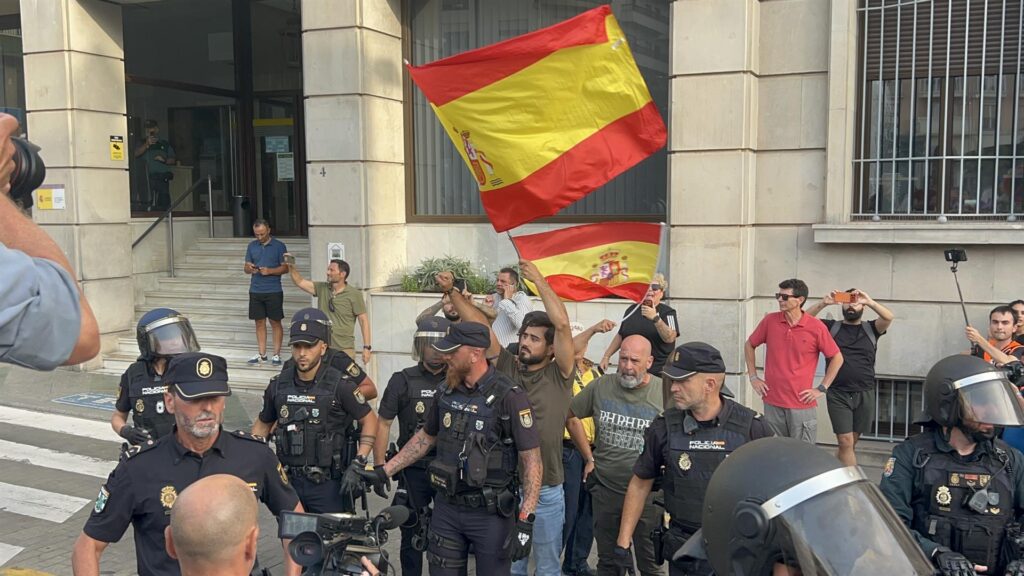 Veïns de Ceuta rebutgen dues concentracions d’extrema dreta i Alvise ha de sortir escortat per la policia