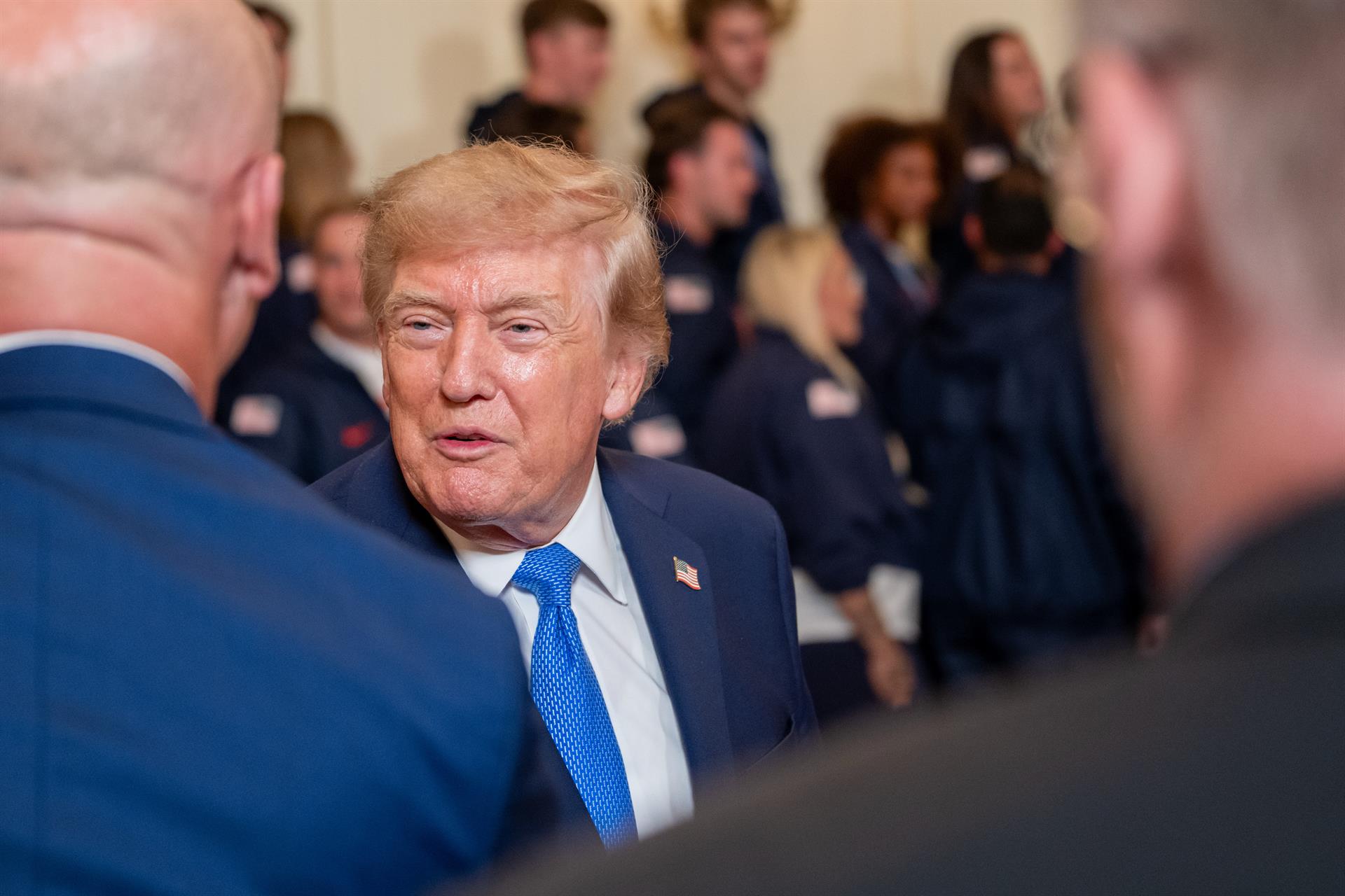 Trump respon que negocia 