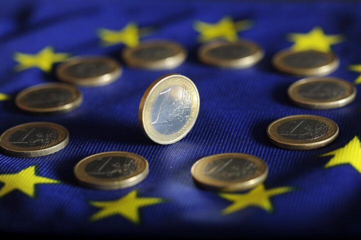 Arxiu - 4 de juliol de 2011, Karlsruhe (Baden-Württemberg): Monedes d’euro sobre la bandera de l’euro. La inflació de la zona euro va arribar al 10% al setembre, la xifra més alta des de la creació de la moneda única, segons l’estimació ràpida d’Eurostat.