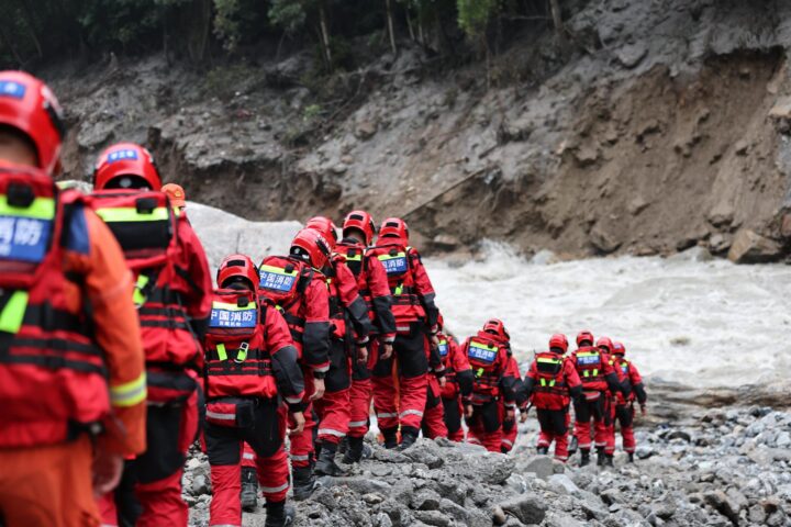 Tasques de cerca i rescat a l’àrea malmesa pel despreniment de terres al comtat de Gyirong, a la regió autònoma de Xizang, al sud-oest de la Xina (fotografia: Europa Press / Jiang Fan).