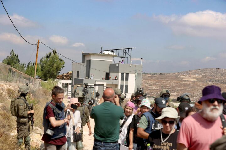 Habitatge palestí assetjat per colons israelians, a Qusra (fotografia: Europa Press / Nasser Ishatyeh).