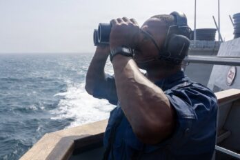 Un militar nord-americà a bord del 'USS John Paul Jones' a l'estret d'Ormuz.