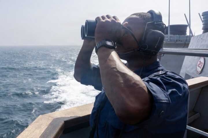 Un militar nord-americà a bord del 'USS John Paul Jones' a l'estret d'Ormuz.