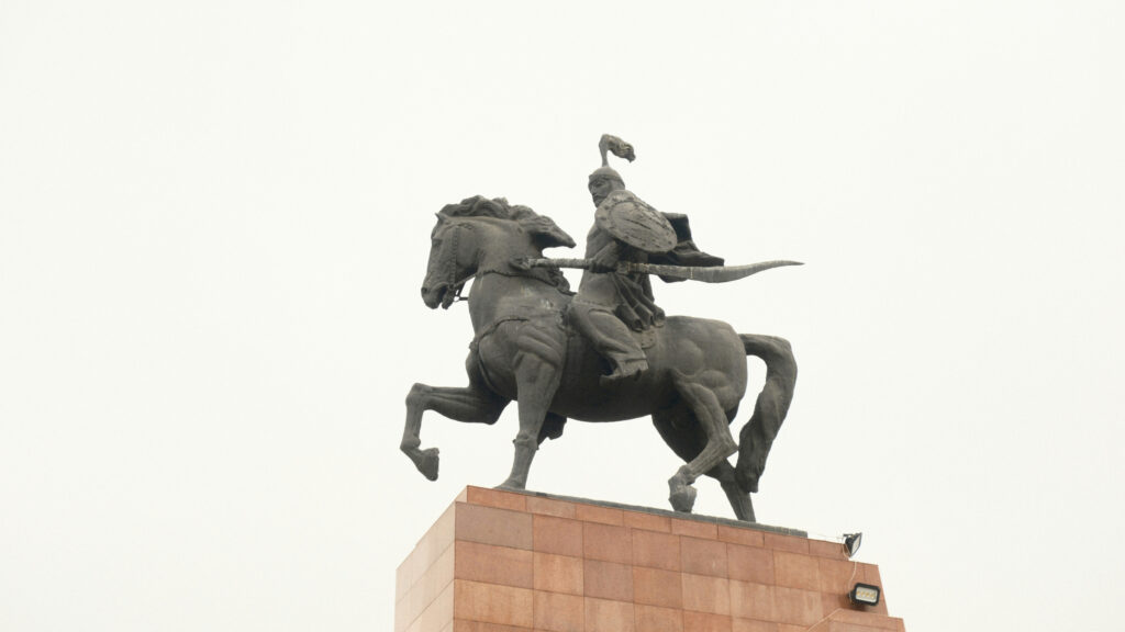 Manas sobre el seu cavall, Ak-Kula, en una estàtua de Bixkek.