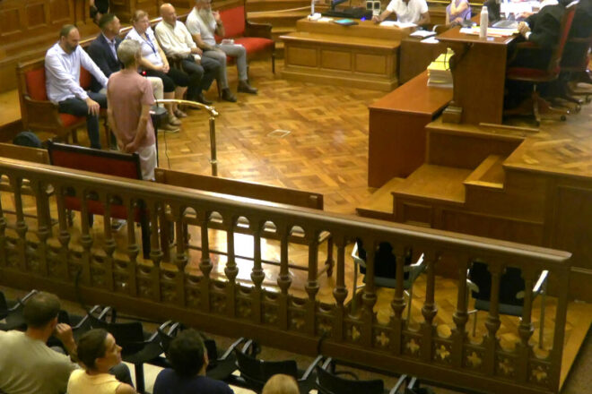 Trets contra mans alçades: la violència del Primer d’octubre s’asseu per fi al banc dels acusats