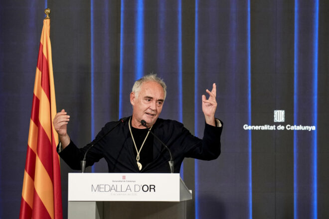 “M’han donat molts premis, però aquest és el que em fa més il·lusió”: Ferran Adrià rep la Medalla d’Or de la Generalitat