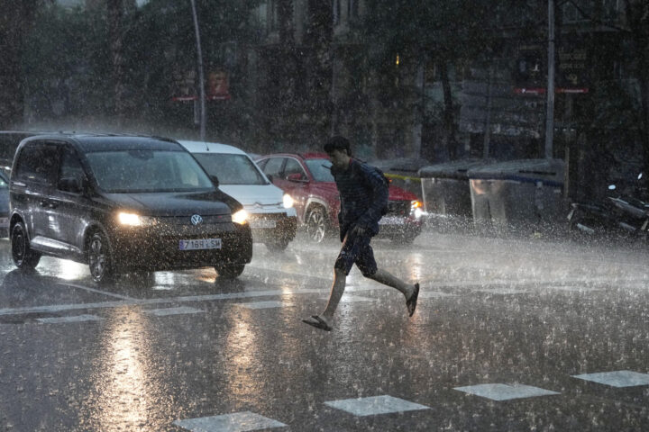 Un moment de la tempesta a Barcelona (fotografia: EFE / Alejandro García).