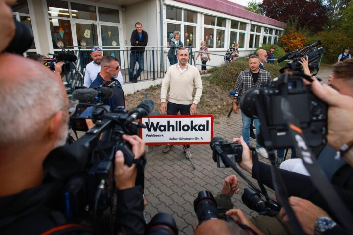 El candidat de l'AfD en el moment de votar (Fotografia: Clemens Bilan)
