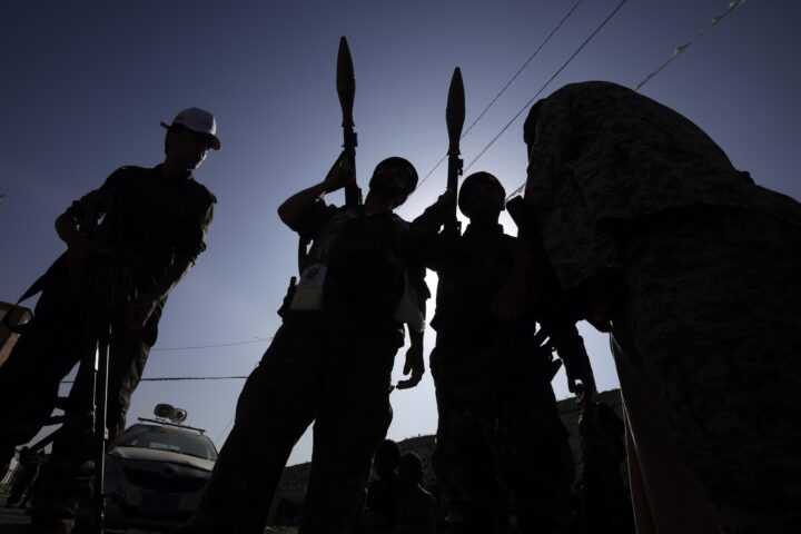Soldats houthis poc després de prendre la ciutat (fotografia: Yahya Arhab/Efe).
