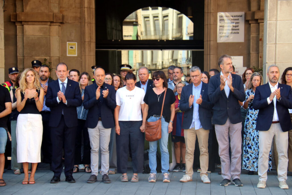 Un moment del minut de silenci a Manresa (fotografia: ACN / Nia Escolà).