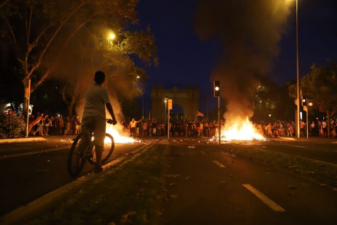 Els enfrontaments entre Mossos i joves independentistes a Barcelona, s’allarguen fins ben entrada la nit