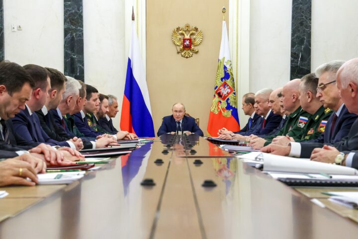 El president rus, Vladímir Putin, durant una reunió de la Comissió Militar-Industrial de Rússia al Kremlin, a Moscou, divendres passat (fotografia: Viatxeslav Prokofiev / Efe).