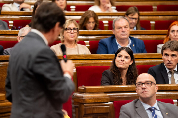 El president de la Generalitat, Salvador Illa, respon a la líder de Junts al Parlament, Mònica Sales, durant el debat (fotografia: ACN.)