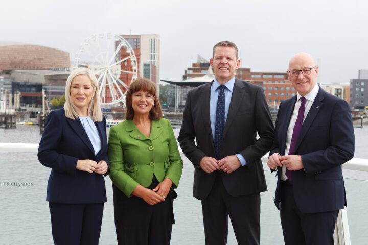 El dirigent del Partit Nacional Escocès i primer ministre d'Escòcia, John Swinney; el cap de Plaid Cymru i primer ministre de Gal·les, Rhun ap Iorweth; la presidenta del Sinn Féin, Mary Lou McDonald; i la vice-presidenta del Sinn Féin i primera ministra per al Nord d'Irlanda, Michelle O'Neill, en la conferència de premsa posterior a la reunió entre els dirigents dels partits independentistes a Caerdydd (fotografia: Jon Rowley).