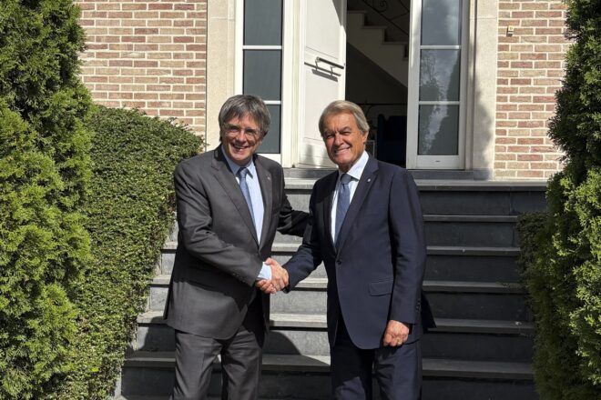 Mas visita Puigdemont a Waterloo i li desitja que sigui la darrera Diada que passa fora de Catalunya