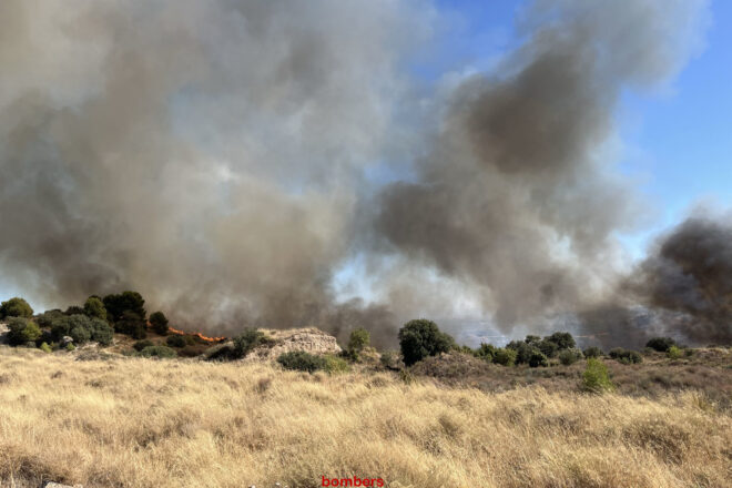 Les tasques d’extinció de l’incendi d’Alfarràs evolucionen favorablement