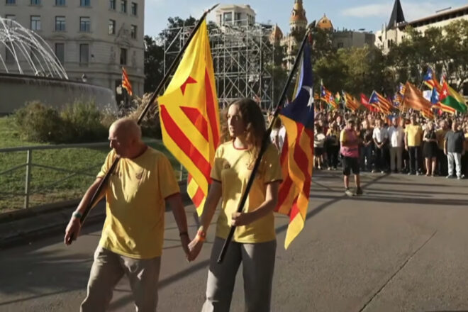 Qui són l’home gran i la noia jove que porten l’estelada a la plaça de Catalunya?