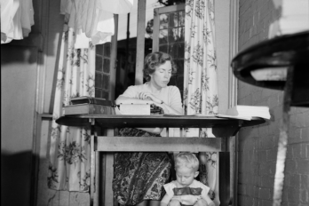 Ruth Park escrivint a casa, un dels seus fills sota la taula, setembre del 1951 (de la sèrie de fotografies compartides per Mascarell a les xarxes socials)