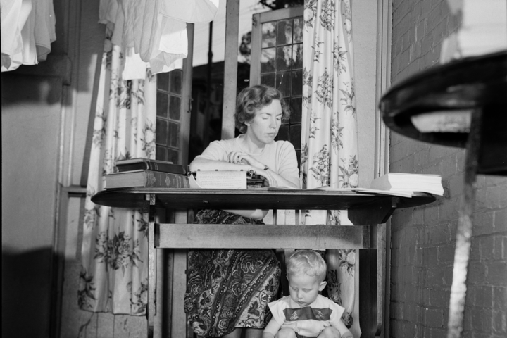 Ruth Park escrivint a casa, un dels seus fills sota la taula, setembre del 1951 (de la sèrie de fotografies compartides per Mascarell a les xarxes socials)