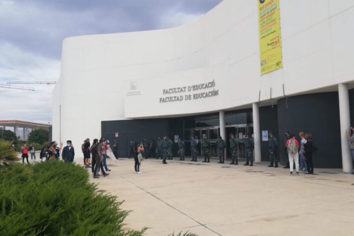 Un moment de la protesta del 28 de maig de 2021 davant de la facultat d'Educació de la Universitat d'Alacant.