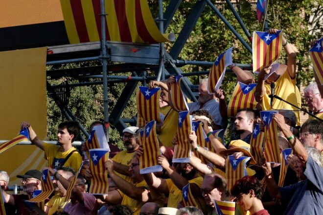 Els cantaires expulsats de la Sagrada Família exhibeixen a la Diada les estelades prohibides