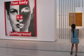 Fotografia: Eden and Jack with art by Jenny Holzer.
