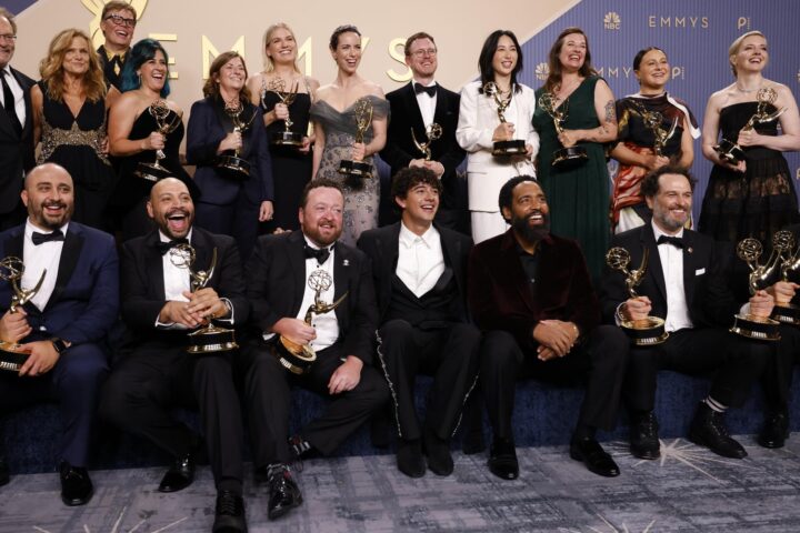 El repartiment i l’equip de la sèrie 'Widow’s Bay', guanyadora de l’Emmy a la millor sèrie de comèdia. Fotografia: Jill Connelly (EPA/EFE).