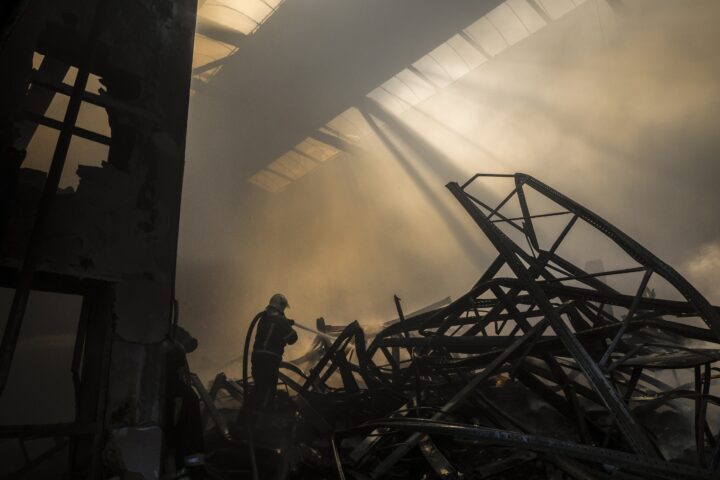 Un bomber extingeix un foc en un magatzem als afores de Kíiv, la capital d'Ucraïna, després d'un atac amb drons russos, ahir (fotografia: Sergey Dolzhenko/Efe).
