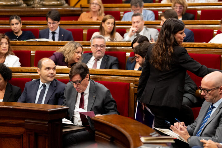 Salvador Illa i Mònica Sales a l'hemicicle, després del discurs de la presidenta del grup parlamentari de Junts (fotografia: ACN.)