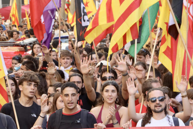 L’esquerra independentista es manifesta a Barcelona per la independència i contra l’extrema dreta