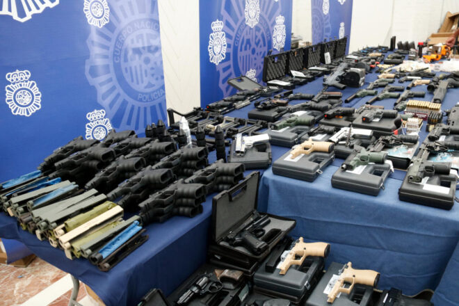 La policia espanyola requisa 644 armes en un taller clandestí de Figueres