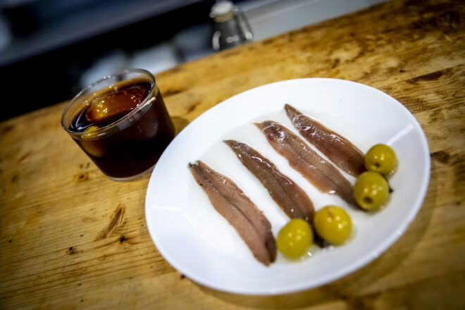 Vermut i anxoves que honoren un celler històric a Sants