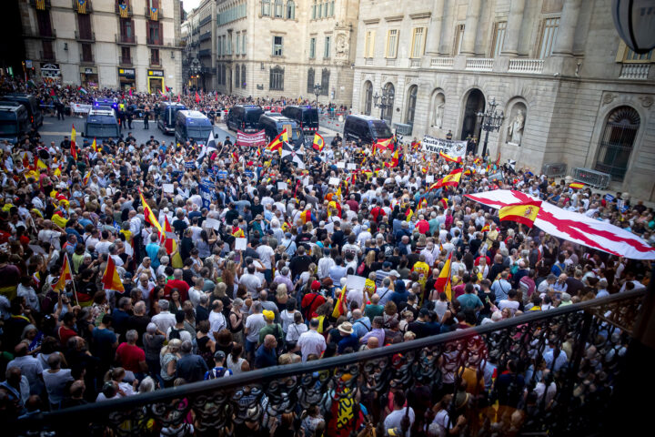 Centenars de manifestants d'extrema dreta protesten a Barcelona per la situació a Ceuta