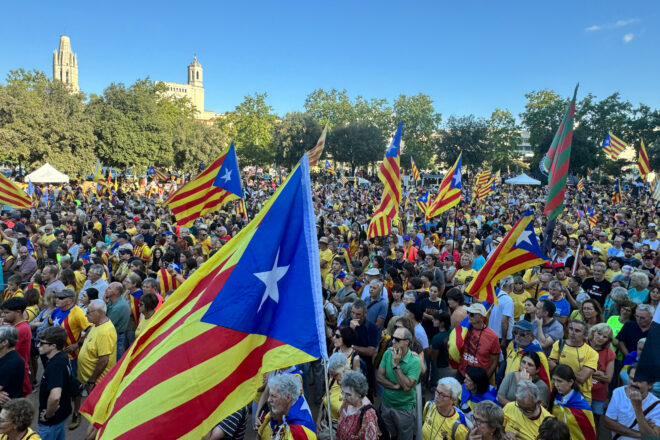 Milers de persones es manifesten a Girona i reclamen que es deixin els retrets per aconseguir la independència