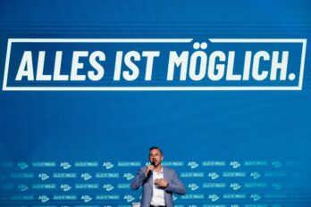 El candidat de l'AfD a les eleccions de Saxònia-Anhalt, Ulrich Siegmund, durant l'acte de tancament de campanya (fotografia: Clemens Bilan/Efe).