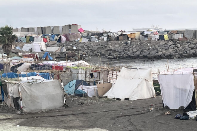 La policia espanyola trasllada centenars d’emigrants de Ceuta a un nou espai habilitat