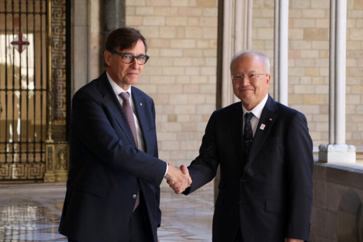 El president de la Generalitat, Salvador Illa, amb amb el vice-governador d’Osaka, Yamaguchi Nobuhiko (fotografia: ACN / Sara Soteras).