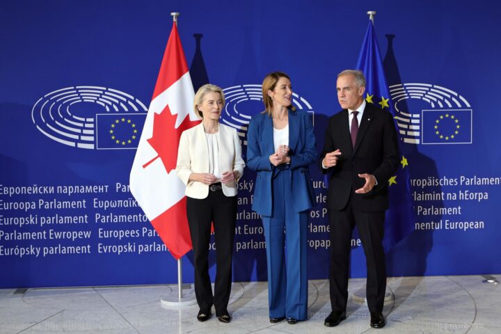 Ursula von der Leyen, Roberta Metsola i Mark Carney.