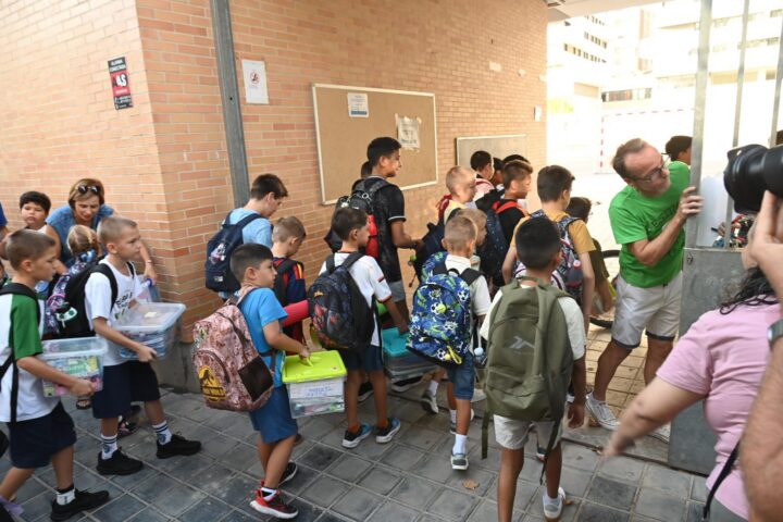 El director del CEIP Les Arts de València ha obert les portes a les nou en punt del matí