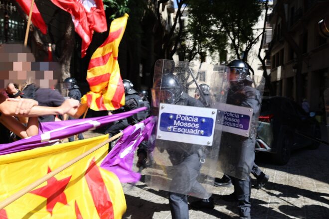 Els Mossos impedeixen a Arran d’entrar al Fossar de les Moreres durant la Diada