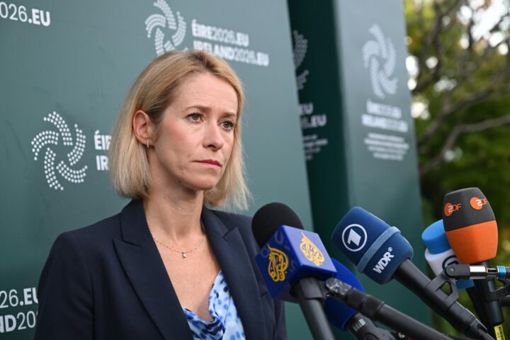 Kaja Kallas, cap de la diplomàcia de la UE, atèn els mitjans de comunicació abans de la reunió a Irlanda (fotografia: EFE/EPA/Bryan Meade).