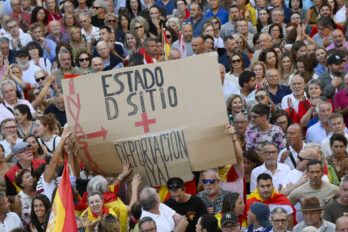 Manifestant ahir a Uvieu demanant la dictadura (fotografia: Eloy Alonso).