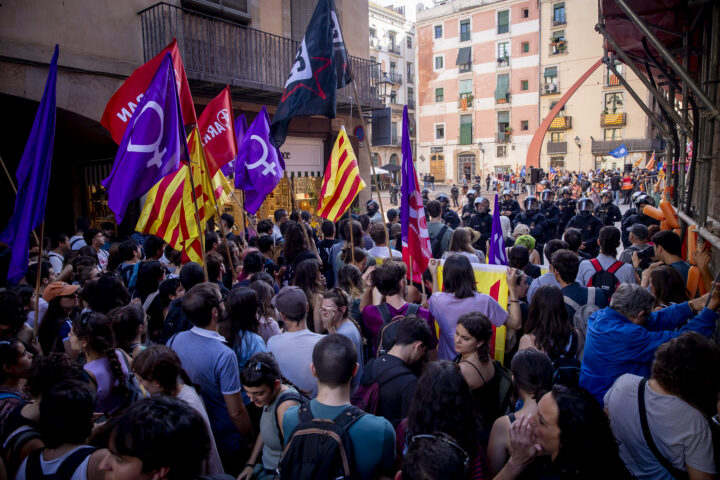 Manifestants al Fossar de les Moreres, protestant per la presència –imposada per la policia– d'Aliança Catalana (fotografia: Albert Salamé).