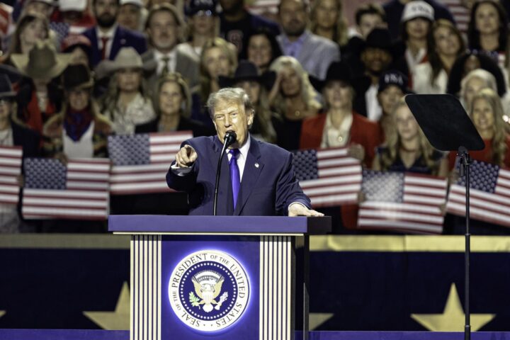 El president dels Estats Units, Donald Trump, assenyala i s’adreça directament al públic durant la Convenció Republicana de 2026, a Dallas (Texas).