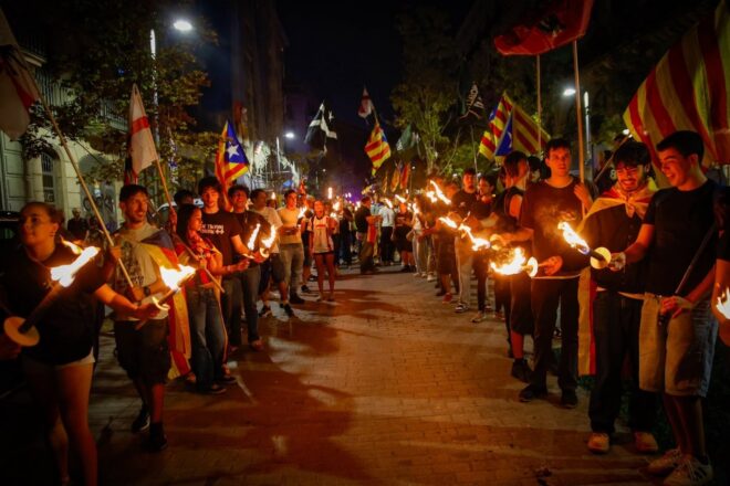Desenes de marxes de torxes reivindiquen la independència la vigília de la Diada
